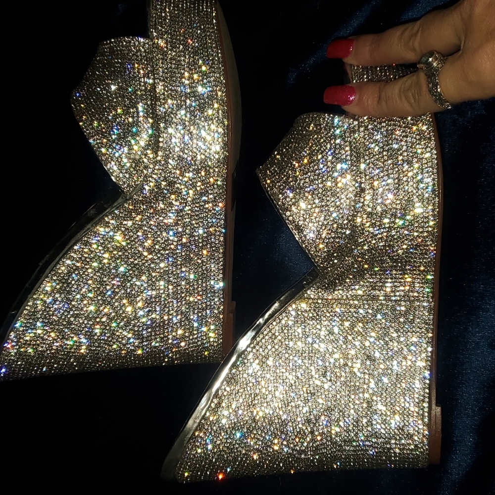 Crystal wedge platforms